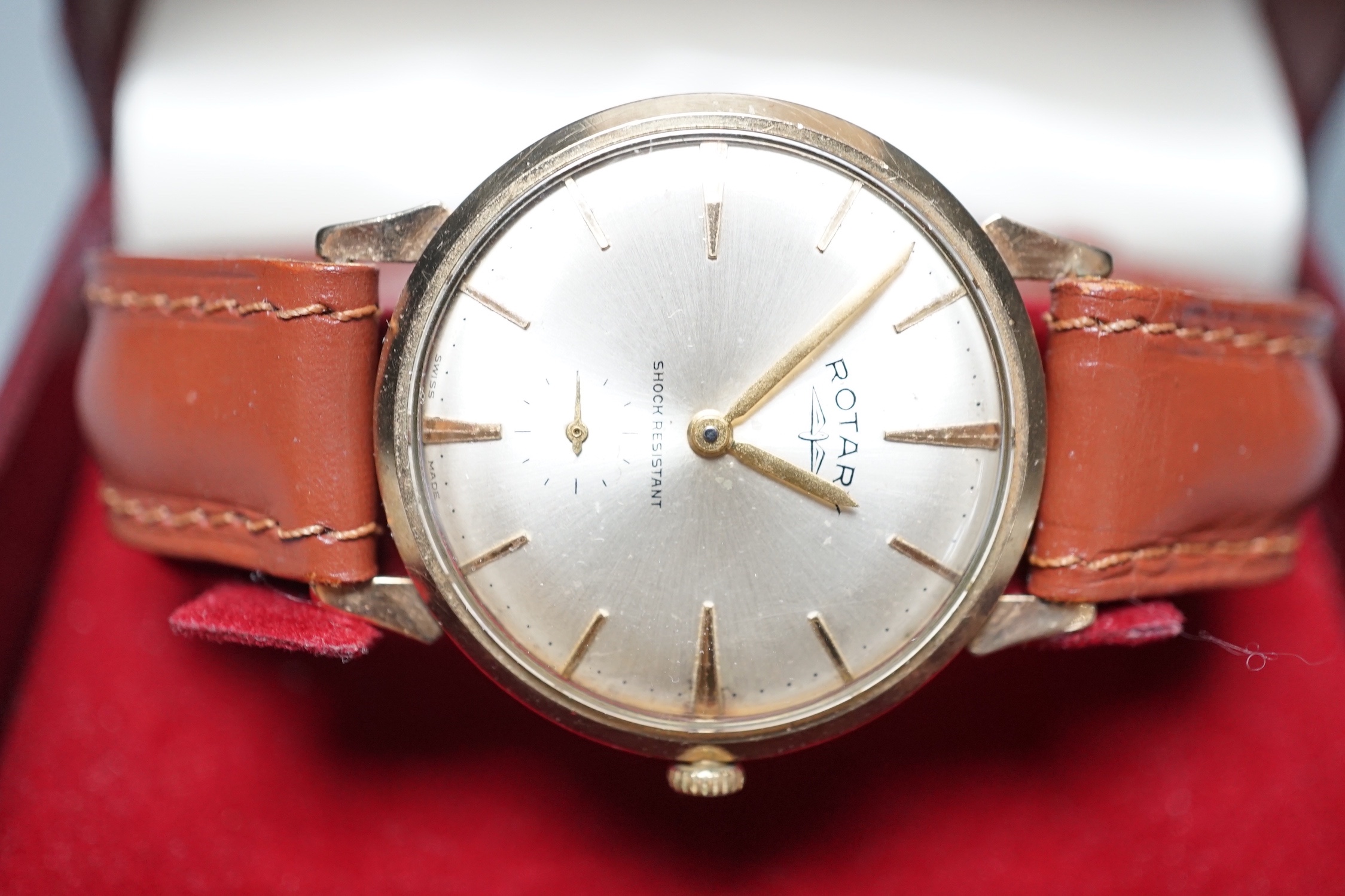 A gentleman's 9ct gold Rotary shock resisting manual wind wrist watch, on a brown leather strap, with Rotary box